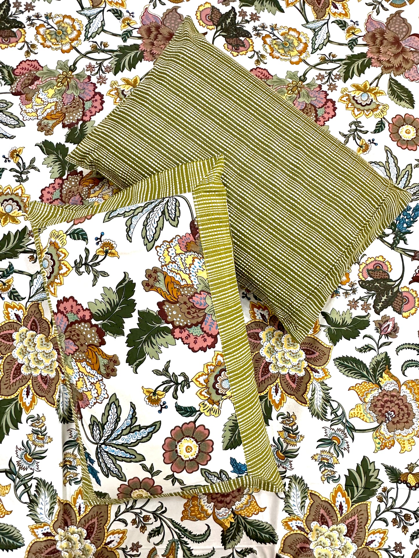Niqaa Cotton Bedsheet with Pillow Covers